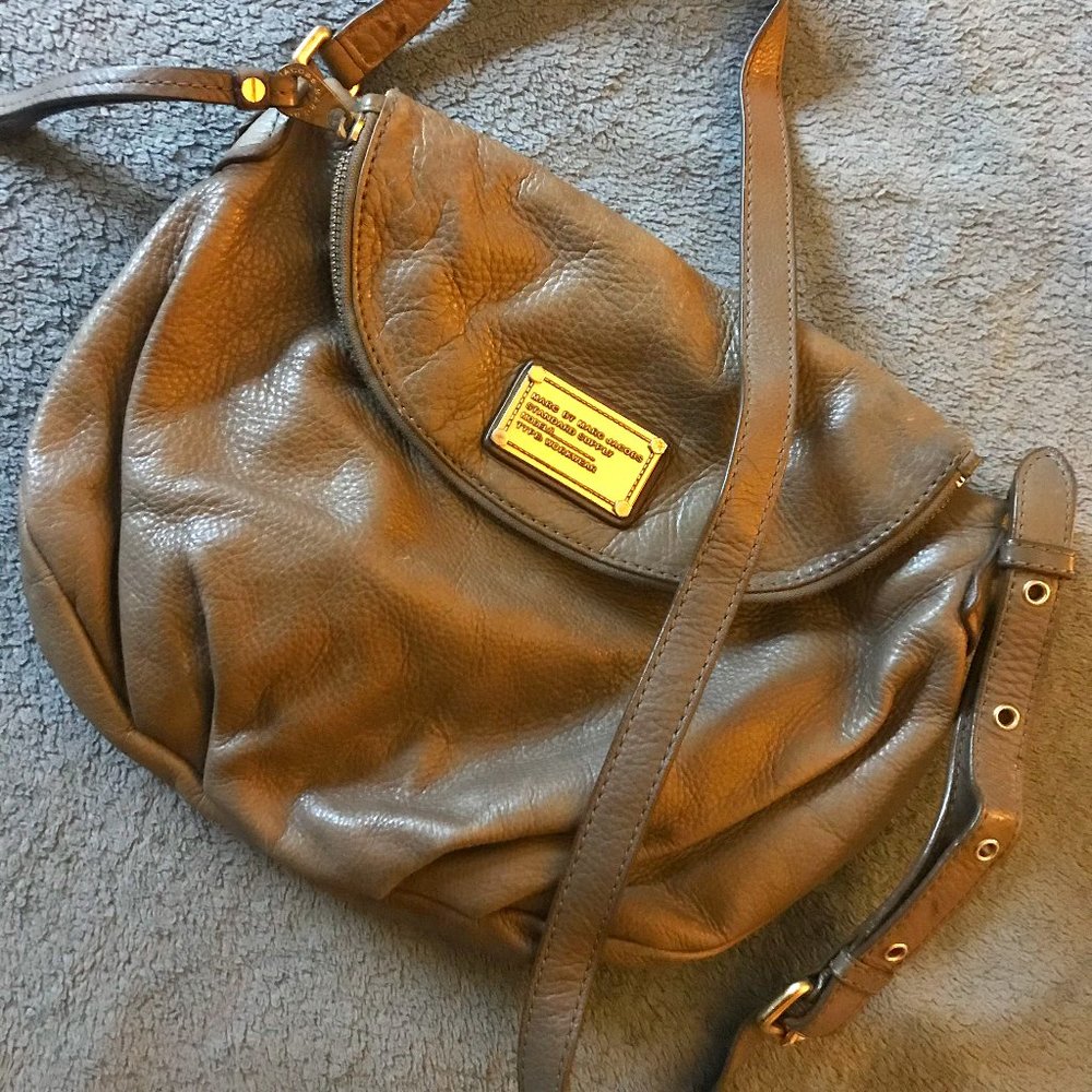 Marc Jacobs ‘Natasha’ Cross Body in Taupe color.
